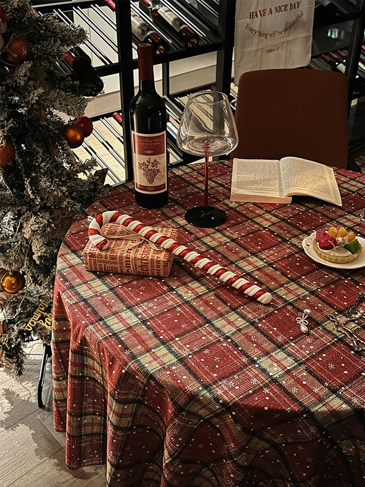 Rot karierte Feiertagstischdecke, weihnachtliche Esszimmerdekoration für warmes und festliches Ambiente