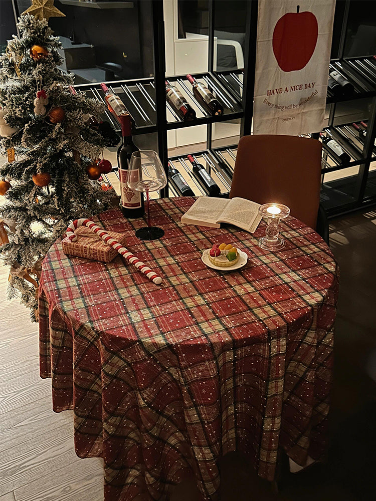 Rot karierte Feiertagstischdecke, weihnachtliche Esszimmerdekoration für warmes und festliches Ambiente