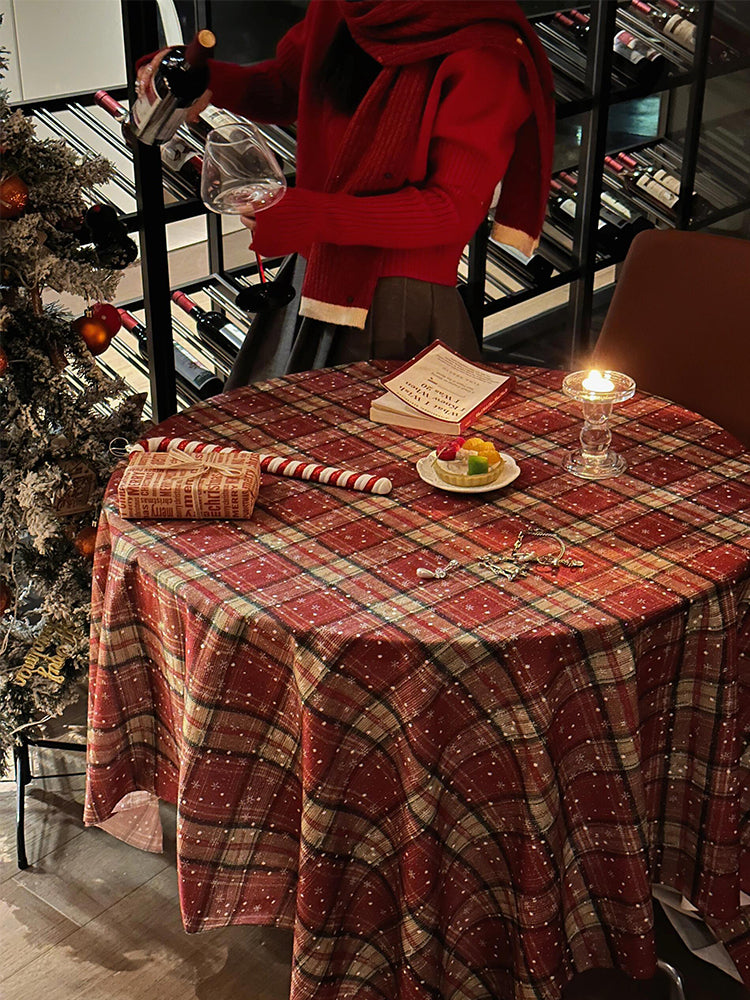 Rot karierte Feiertagstischdecke, weihnachtliche Esszimmerdekoration für warmes und festliches Ambiente
